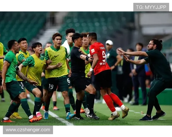 土耳其三级联赛女边裁遭铲倒 土耳其三级联赛女边裁遭铲倒
